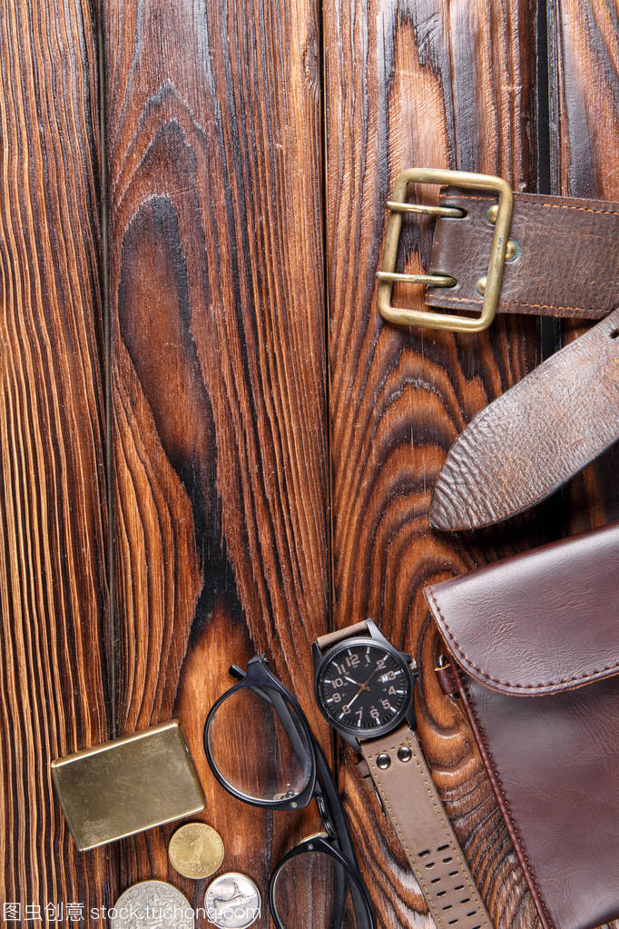 皮具配件与棕色木制背景 零售摄影的艺术与策略